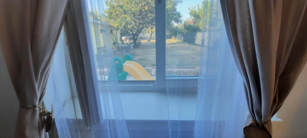 Apartment Hi-bp Garden Batsanyi With 4 Near The Train With Free Parking