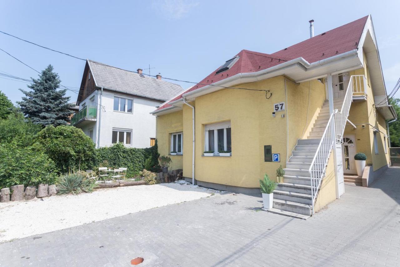 Apartment Hi-bp Garden Batsanyi With 4 Near The Train With Free Parking