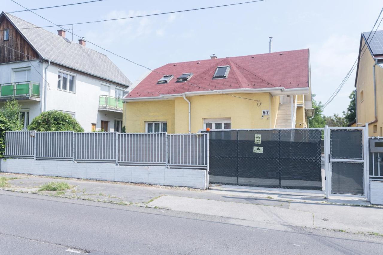 Hi-bp Garden Batsanyi With 4 Near The Train With Free Parking Apartment *