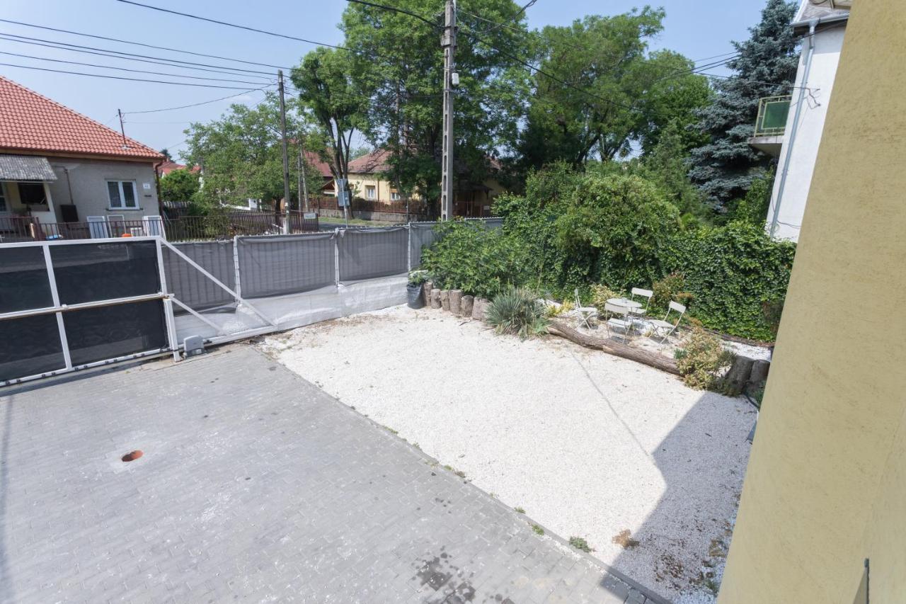 Apartment Hi-bp Garden Batsanyi With 4 Near The Train With Free Parking *